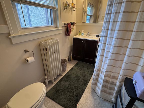 2nd image of 6 Canterbury Rd APT 2