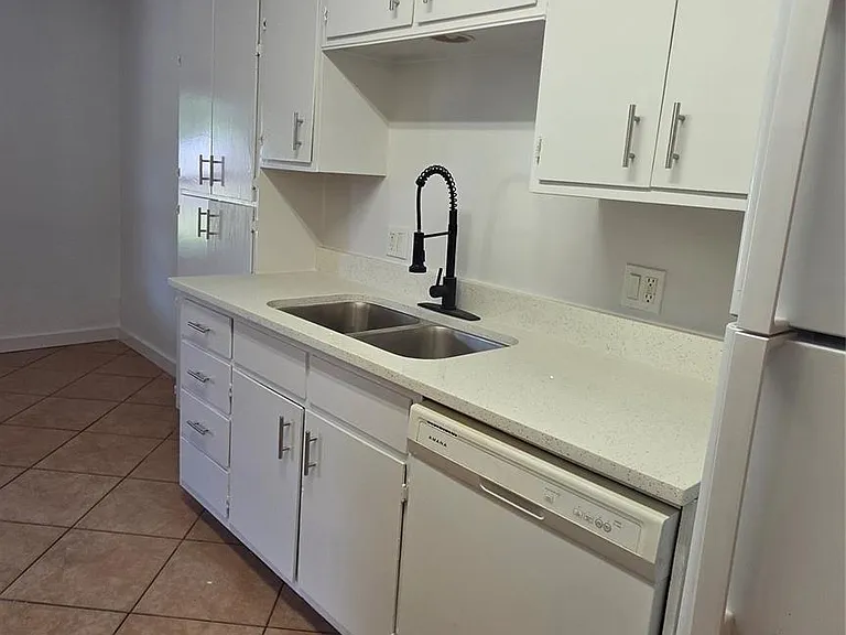 5129 Chateaux Dr — Photo 8
