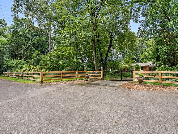 3rd image of 191 Hickory Rd