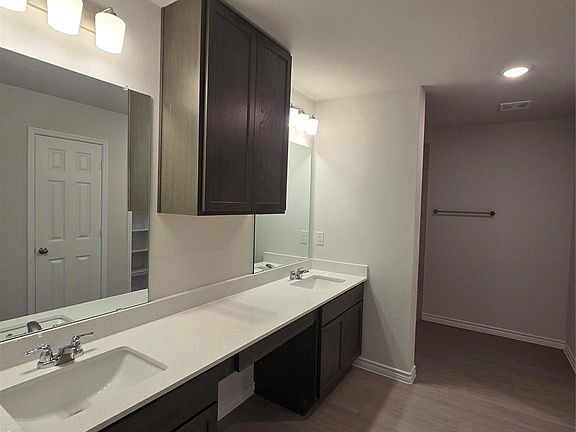 5th image of 1102 Riggs St