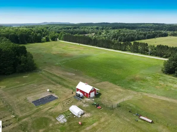 7946 Valley Rd, Honor, MI 49640