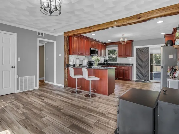 98 Turgeon Ave, Dracut, MA 01826