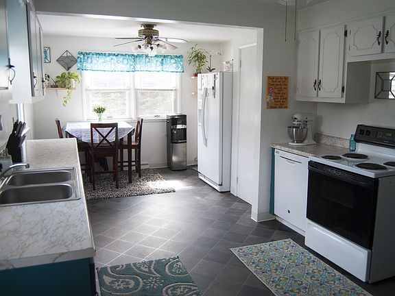 Eat-in Kitchen