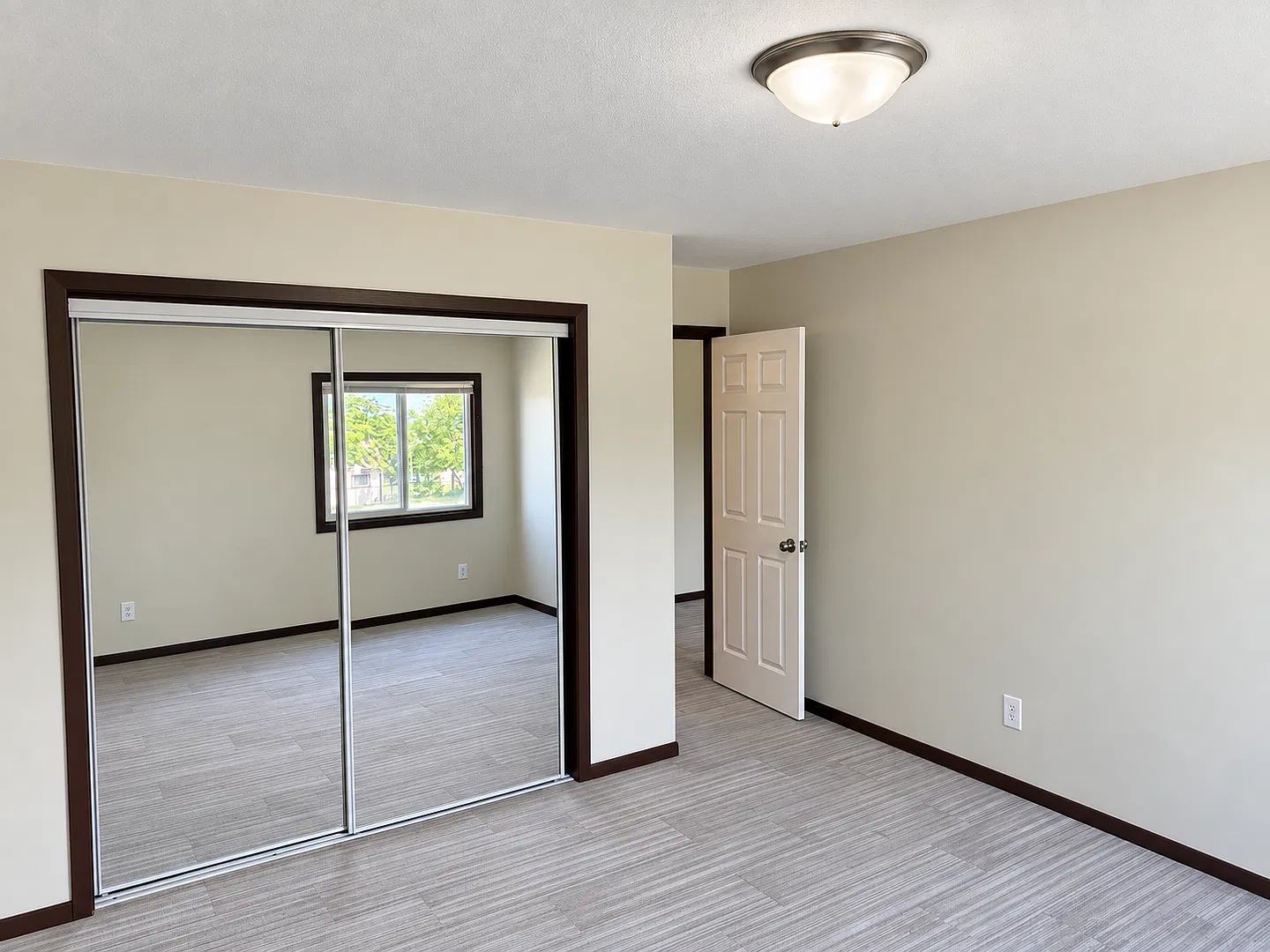 1315 Dowling Ave N — Photo 4