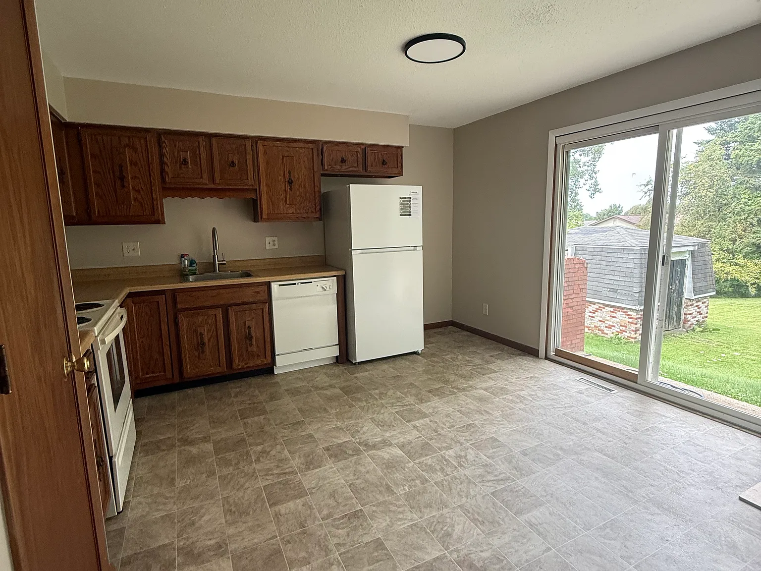 2 bed, 1.5 bath, 1000 sqft, $1,150 — Photo 3