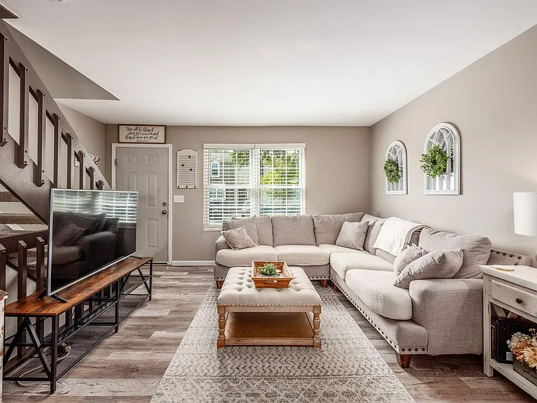 4945 Singleton Dr #13C — Photo 3