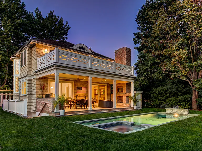 185 Newtown Ln — Photo 6