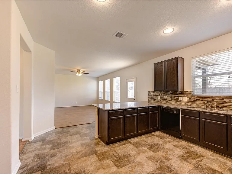 10907 Woodland Leaf Ln — Photo 5