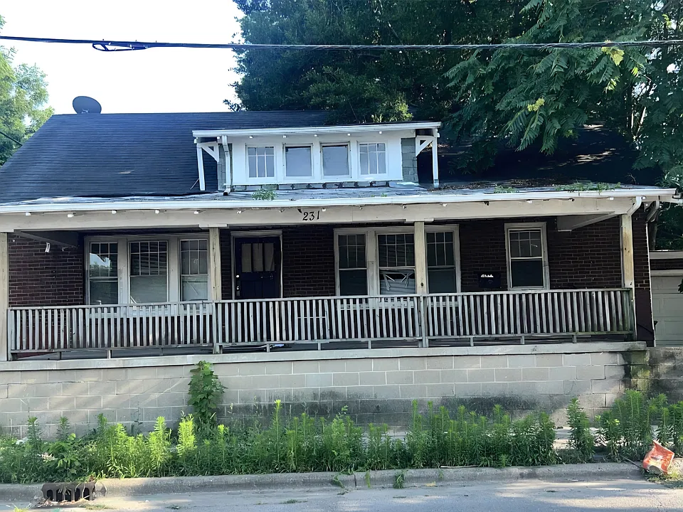 231 W Grand Ave