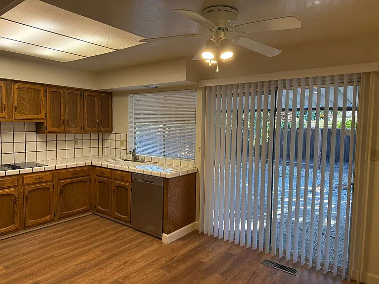 2276 Cherry Ave — Photo 4