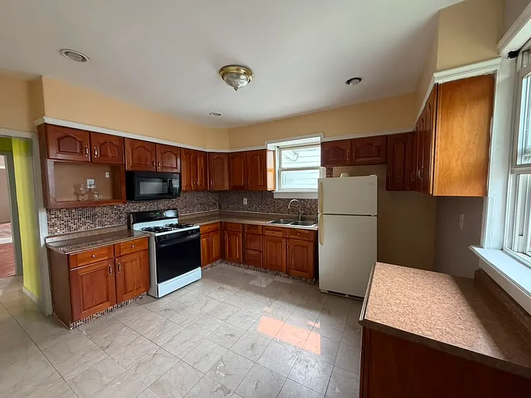 148 Shephard Ave — Photo 7