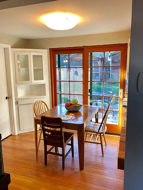 Spacious sunny eat in kitche