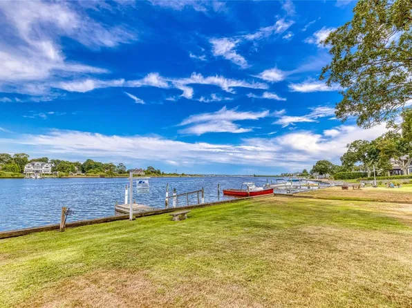 173 Holiday Boulevard, Center Moriches, NY 11934