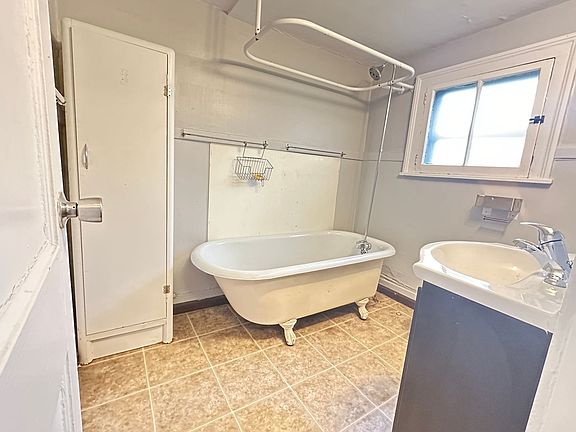 5th image of 642 Cherry St SE #3