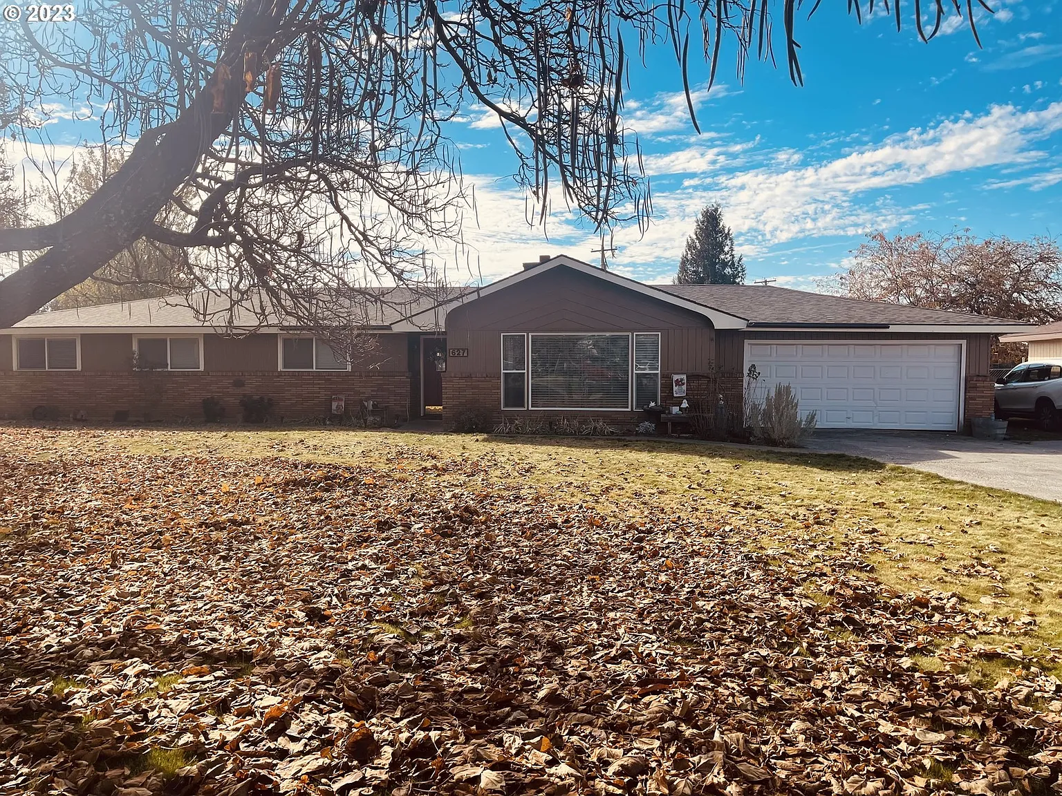 627 Maple Dr photo 1