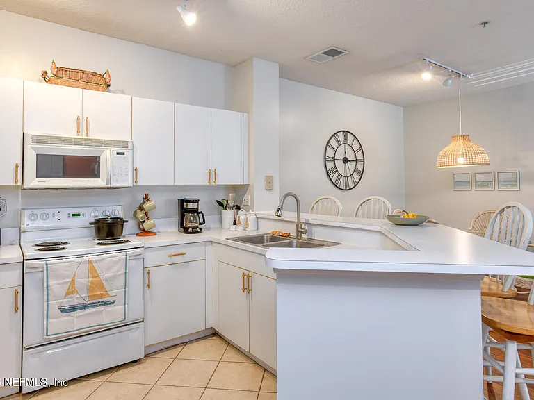 605 Fairway Dr #203 — Photo 7