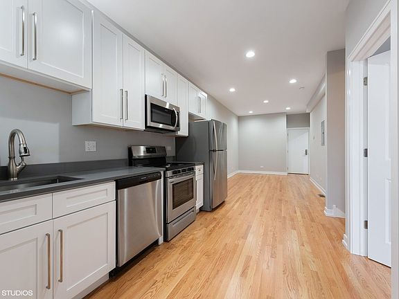 3rd image of 2737 W Evergreen Ave APT 1R