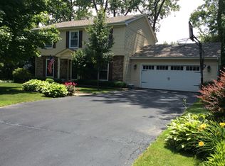 1014 Atkinson Rd, Lake Bluff, IL 60044