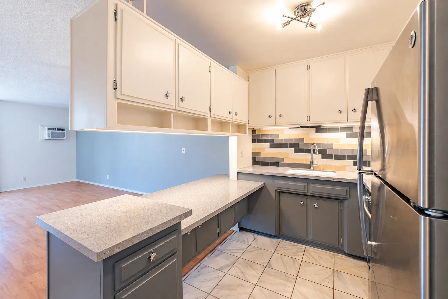 425 S Kenmore Ave — Photo 2