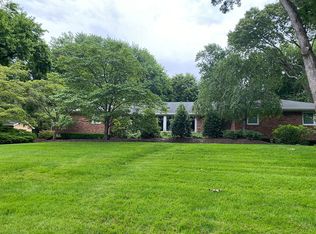 28 Springwood Path, Syosset, NY 11791