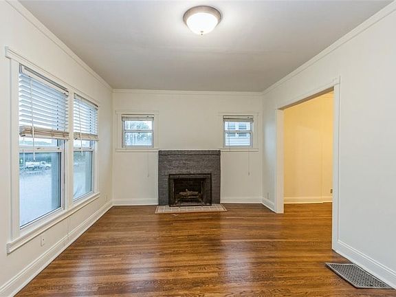 5th image of 109 E 49th St