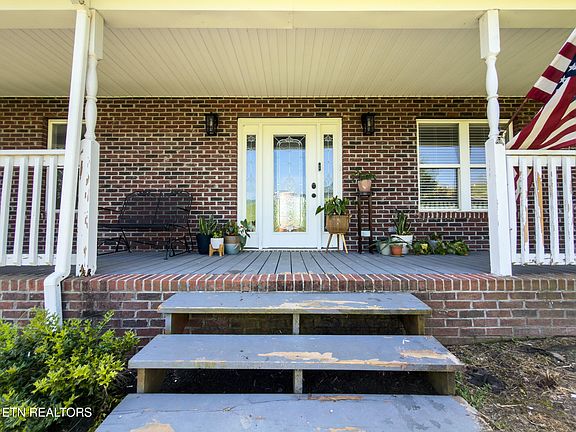 3rd image of 185 Hillview Ln