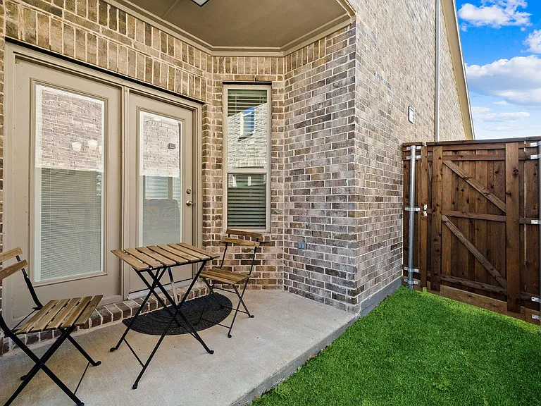 2072 Olivereta Dr — Photo 19