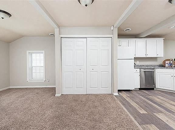4th image of 210 E 80th Ter