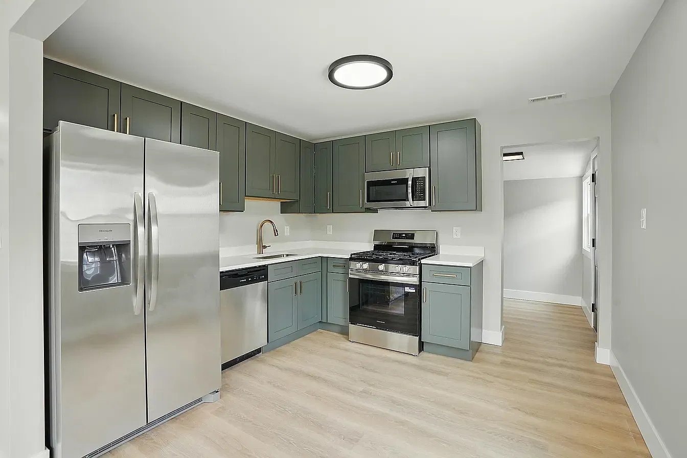 3 bed, 981 sqft, $2,180 — Photo 2
