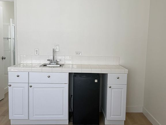 2nd image of 948 11th St APT 12