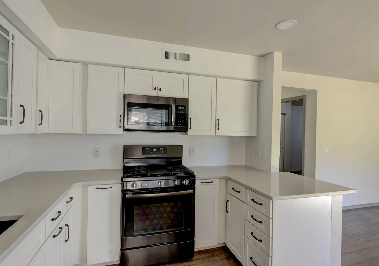 2 Bedroom, 2.5 Bath Condo in Madrona Heights — Photo 2