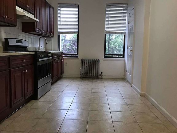 5th image of 251 Jefferson St APT 2L