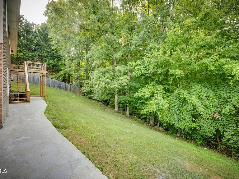 1125 Faye St — Photo 35