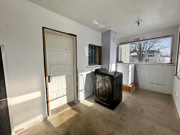 3rd image of 501 Olive St