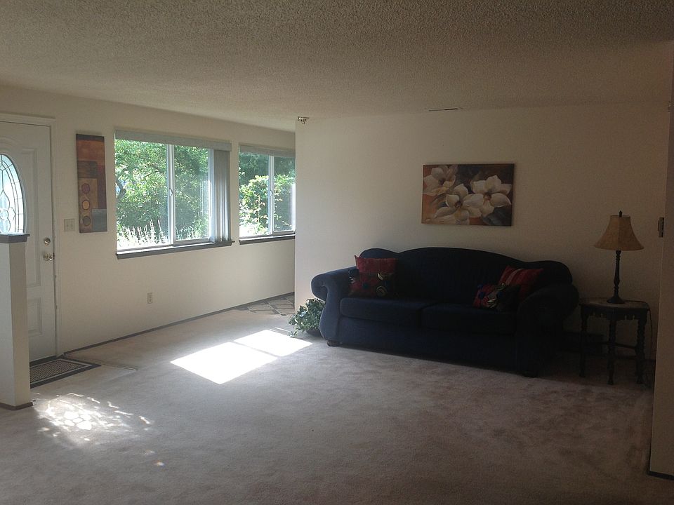 1st image of 905 McCormick St NE