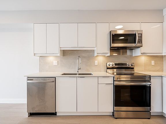 4th image of 3050 Kingsway #304