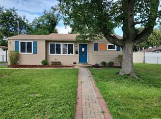 37 18th Ave, Bay Shore, NY 11706