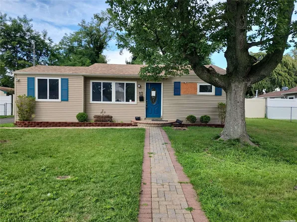 37 18th Avenue, Bay Shore, NY 11706