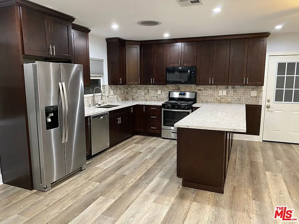 2 bed, 1.0 bath, 900 sqft, $3,200 — Photo 2