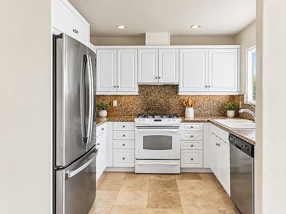 4th image of 305 Carmelo St