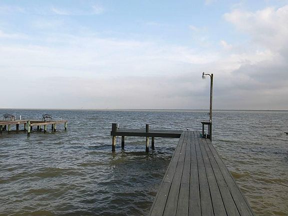 100' EXTRA WIDE 5.5' PERMITTED PIER  W/ FISH CLEANING STATION, WATER, ELECTRICITY, &  RECENTLY PAINTED. EXCELLENT FISHING HERE YEAR ROUND. VIEWS OF MOSES LAKE RIGHT ACROSS THE WAY BAY!