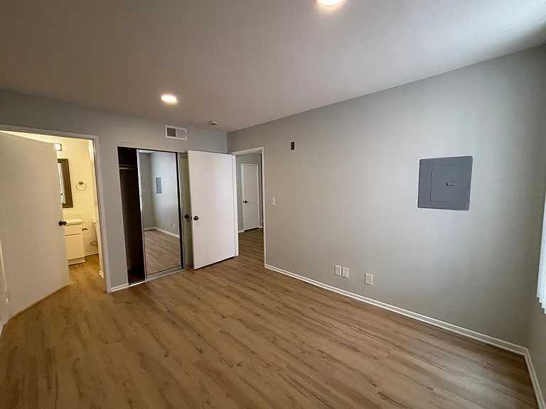 314 South Manhattan Place — Photo 17