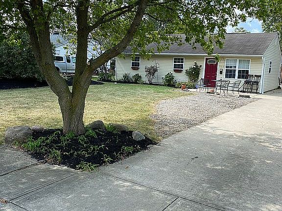 3rd image of 906 East Dr