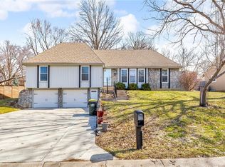 10008 NW Mirror Lake Dr, Kansas City, MO 64152