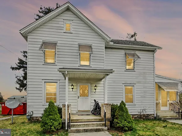 54 4th St, Biglerville, PA 17307