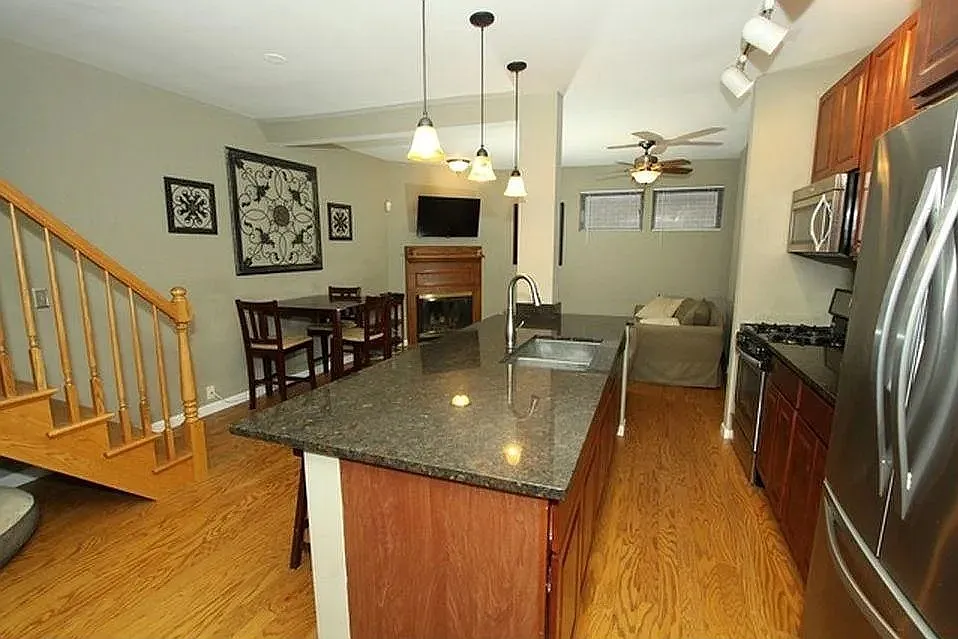 3 bed, 2200 sqft, $4,750 — Photo 4