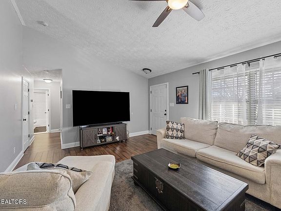5th image of 8272 Oak Terrace Ln