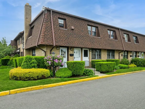 240 Mariners Way, Copiague, NY 11726