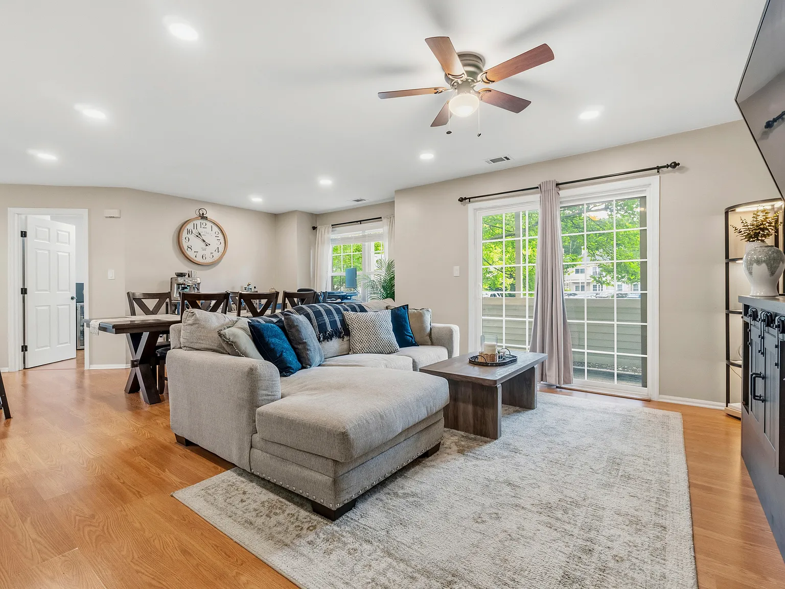 2 bed, 964 sqft, $2,700 — Photo 1