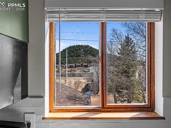 3rd image of 320 Columbine Rd